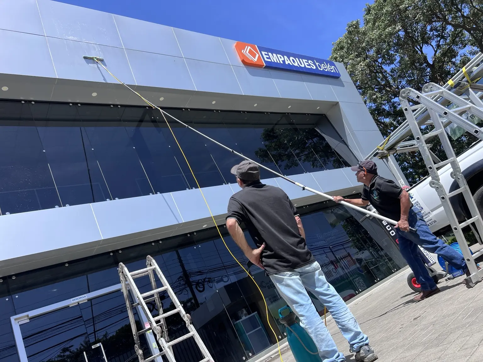 Equipo de Hidrolavado CR limpiando la fachada de Empaques Belén